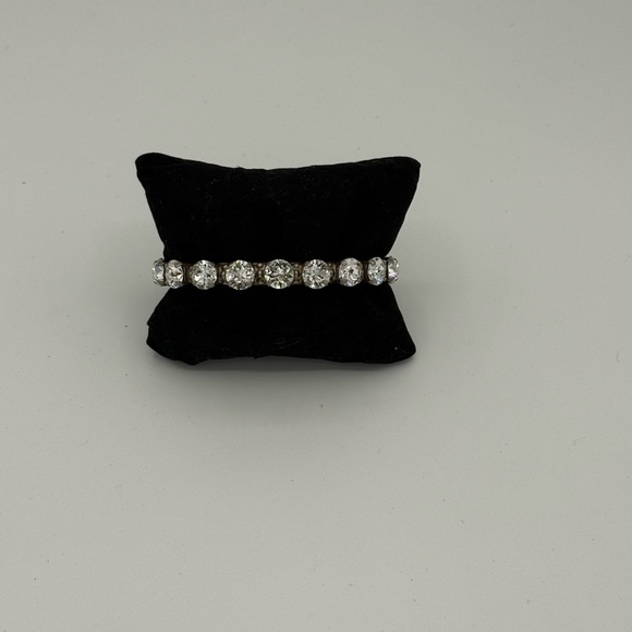 NWOT💎Women’s Riveting Romance Swarovski 16 Crystal Bangle Bracelet. - Picture 7 of 9